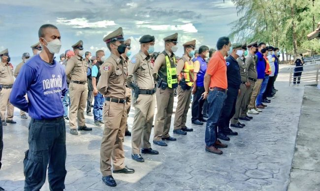 ตราด-หาดบานชื่นเตรียมปักป้ายและธงแดง เตือน นทท.ลงเล่นน้ำขณะคลื่นลมแรง