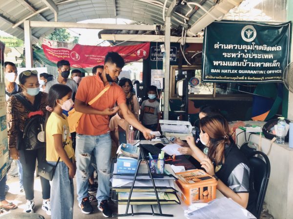 ตราด-ชาวกัมพูชาทะลักเข้าชายแดนไทยบ้านหาดเล็กช่วงวันหยุด