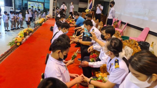 สุโขทัย-โรงเรียนกวางตงจัดพิธีไหว้ครูสืบสานวัฒนธรรมครูนักเรียน