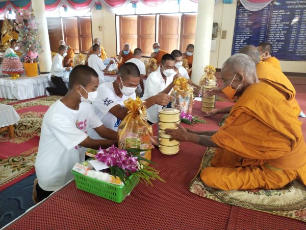 ลูกสิงห์สมุทร นักเรียนเตรียมทหาร รุ่น 64 และรุ่น 65 (จังหวัดสิงห์สมุทร) ร่วมกับผู้ปกครองฯ จัดกิจกรรมเสริมบุญบารมี