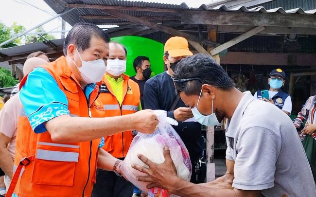 นิพนธ์ รุดเยี่ยมให้กำลังใจ ชาวบ้านเขตเทศบาลเมืองเขารูปช้าง จ.สงขลา หลังพายุพัดแรงทำบ้านเรือนได้รับความเสียหาย สั่งการ เร่งให้ความช่วยเหลือโดยเร็ว