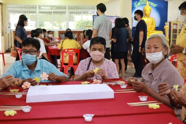 สุโขทัย-เทศบาลสวรรคโลกหนุนชาวชุมชนมีอาชีพเสริมด้วยการทำดอกไม้จันทน์