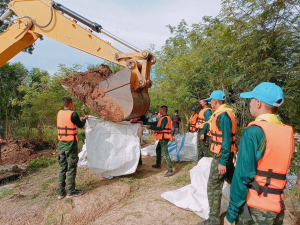 พิจิตร-กอ.รมน.พิจิตร ประสานกำลังทหาร ศบภ.มทบ.36 ช่วยชาวบ้านพื้นที่น้ำท่วม 2 อำเภอ