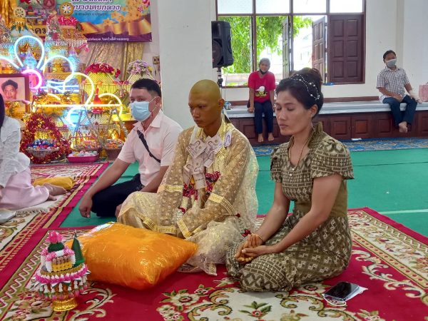 ปทุมธานี ชาวบ้านร่วมงานอุปสมบทหลานเจ้าอาวาสวัดบางเตยกลาง กันอย่างคึกคัก