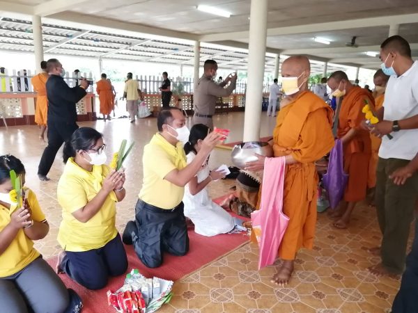 นราธิวาส-พสกนิกรชาวอำเภอสุไหงปาดี ทุกหมู่เหล่าร่วมกิจกรรมทำบุญตักบาตรถวายเป็นพระราชกุศล เนื่องในโอกาสวันเฉลิมพระชนมพรรษา พระบาทสมเด็จพระเจ้าอยู่หัว 28 กรกฎาคม 2565