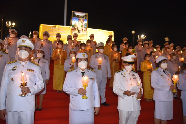 จันทบุรี-พสกนิกรทุกหมู่เหล่าในจังหวัดจันทบุรี ร่วมพิธีถวายเครื่องราชสักการะ ถวายราชสดุดีเฉลิมพระเกียรติ และ จุดเทียนชัยถวายพระพรชัยมงคล เนื่องในวโรกาสวันเฉลิมพระชนมพรรษา พระบาทสมเด็จพระวชิรเกล้าเจ้าอยู่หัวฯ