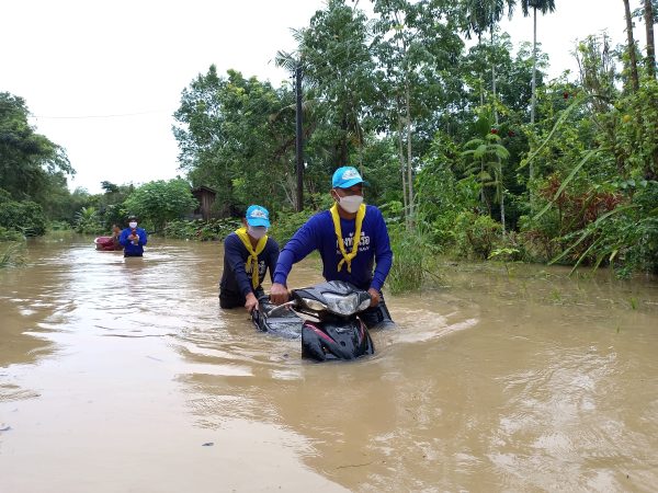 กองทัพเรือ บูรณาการช่วยเหลือประชาชน ถูกน้ำป่าไหลหลากกว่า 20 ครัวเรือน