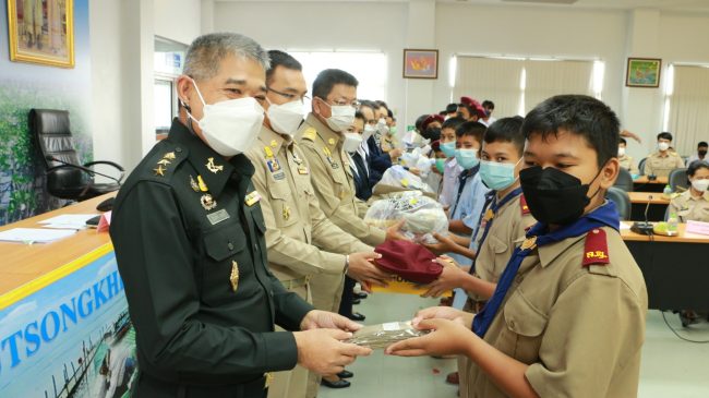 สมุทรสงคราม-ผู้ว่าฯสมุทรสงคราม มอบอุปกรณ์ในการแต่งกายสำหรับชุดลูกเสือ เนตรนารี ให้กับนักเรียนที่ขาดแคลนนำร่อง 28 คน