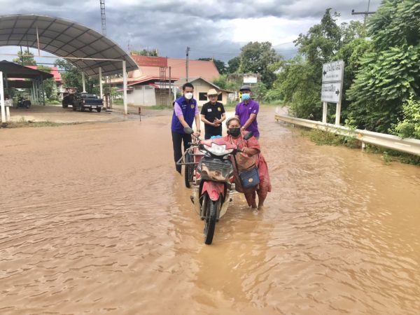 เพชรบูรณ์-ฝนตกหนัก น้ำป่าจากเทือกเขาวังเหว ไหลทะลักเข้าท่วมบ้านเรือนประชาชน กระทบกว่า20หลัง ถนนสายหัวโตก – ยางแหลม น้ำท่วมสูง ระยะทางกว่า 1 กม.