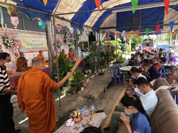 กาฬสินธุ์ ชาวชุมชนเทศบาลเมืองน้ำดำทำบุญคุ้มสร้างสิริมงคลแก่ชีวิต