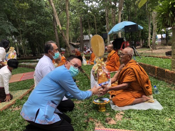 กาฬสินธุ์ สืบสานประเพณีบุญเข้าพรรษาหล่อเทียนโบราณถวายพระ