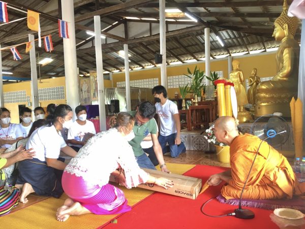 ตราด- พุทธศาสนิกชนชาวอําเภอคลองใหญ่ จังหวัดตราด ร่วมสืบสานประเพณีถวายเทียนพรรษา ณ.วัดตะกาด ร่วมสุข