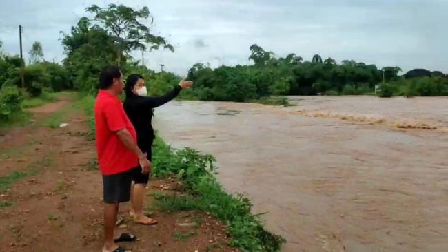 เพชรบูรณ์-น้ำป่าทะลักเข้าท่วมบ้านเรือน 3 ตำบล อำเภอวังโป่ง บ้านเรือนหลายร้อยหลังได้รับผลกระทบ พื้นที่ทางการเกษตรถูกน้ำท่วมเป็นบริเวณกว้าง ล่าสุด สถานศึกษา 3 แห่งปิดชั่วคราว