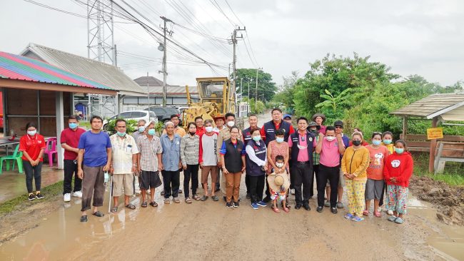 ปทุมธานี ชาวบ้านขอบคุณนายกแจ๊สเร่งซ่อมถนนโลกพระจันทร์ชุมชนวัดกล้าชอุ่มหลังเดือดร้อนมากว่า10ปี