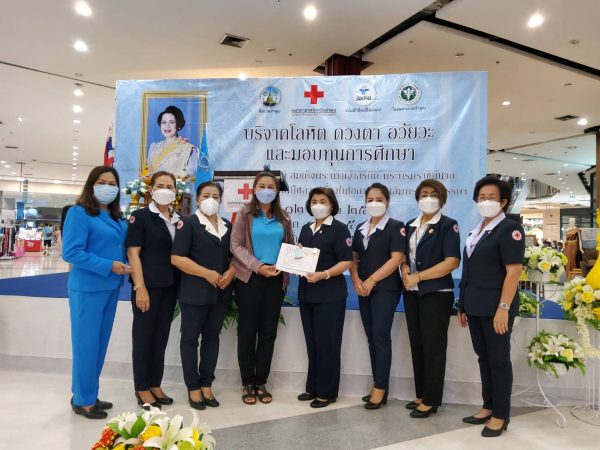 ลำพูน – “เหล่ากาชาดจังหวัดลำพูน” จัดกิจกรรมรับบริจาคโลหิต ดวงตา อวัยวะ และมอบทุนการศึกษาแก่นักเรียนยากไร้และด้อยโอกาสในพื้นที่จังหวัดลำพูน