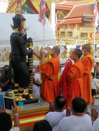 นนทบุรี​ -​ ศรัทธา​สาธุชน​แห่ร่วมพิธีเบิก​เนตร​ท้าว​เวสสุวรรณ​ (เจ้าแห่งขุมทรัพย์)​ แน่นวัดทางหลวง​ เมืองนนท์​ คอหวยไม่พลาดส่องเลขปลายประทัด