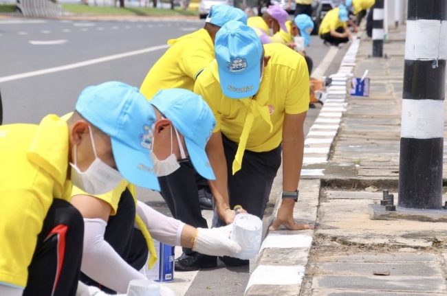 (สุรินทร์)“ มทบ.25 จัดกิจกรรมเฉลิมพระเกียรติฯ วันแม่แห่งชาติ นำจิตอาสาทาสีสัญลักษณ์จราจรริมฟุตบาท เพิ่มความสะอาด เรียบร้อย สวยงามและเกิดความปลอดภัยการใช้รถใช้ถนน ”