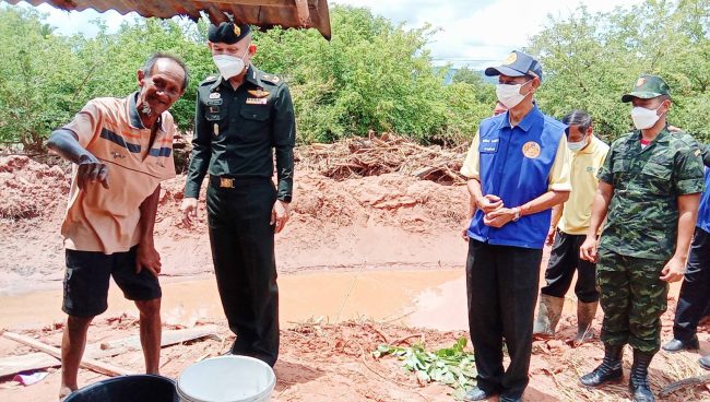 พิษณุโลก นักเรียน จปร.สร้างขวัญกำลังใจ ลงพื้นที่ร่วมมอบถุงยังชีพให้ผู้ประสบภัยน้ำท่วม