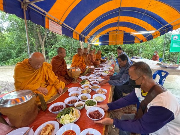 (สุรินทร์) เฮลั่นทั้งหมู่บ้าน!!! 20 ปีที่รอคอย ถนนคอนกรีตในฝันเพื่อการสัญจร ล่าสุด นายกฯอบต.สร้างถนนคอนกรีตให้ ชาวบ้านพร้อมใจจัดทำบุญใหญ่