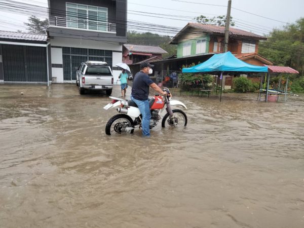 ยะลา-เบตง ฝนตกหนักน้ำระบายไม่ทันท่วมถนนทางไปสนามบินเบตง