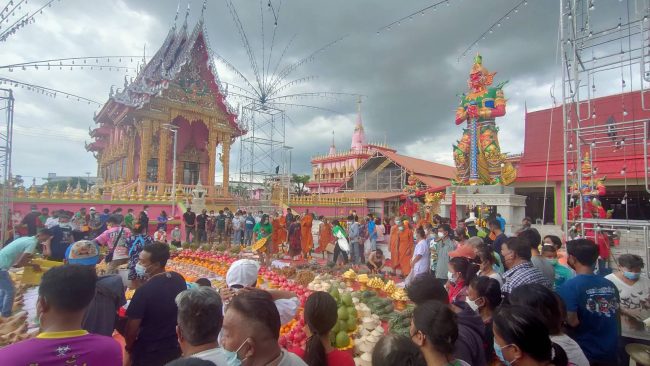 ปทุมธานี แห่แก้บนท้าวเวสสุวรรณวัดทวีการะอนันต์หลังถูกหวยกันถ้วนหน้างวดที่ผ่านมา