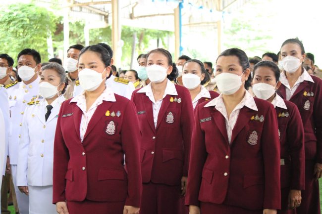 ปทุมธานี นายอำเภอสามโคก นำหัวส่วนราชการ และประชาชน ทำบุญตักบาตร พระสงฆ์ ๙๐ รูป เฉลิมพระชนมพรรษา ๙๐ พรรษาวันแม่แห่งชาติ