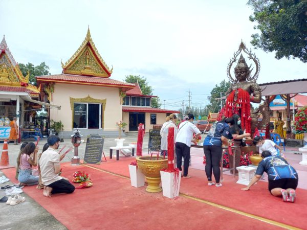 ปทุมธานี ชาวบ้านได้รับโชคงวด ที่ผ่านมาแก้บนท้าวเวสสุวรรณโณ “รุ่นปลดหนี้ทวีทรัพย์ “วัดตระพัง สามโคก กันอย่างคึกคัก