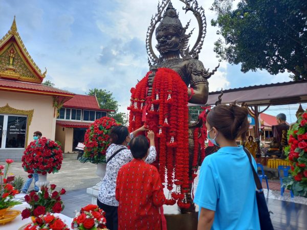 ปทุมธานี ชาวบ้านส่องธูป ท้าวเวสสุวรรณโณ วัดตระพัง สามโคก ก่อนวันหวยออก กันอย่างคึกคัก