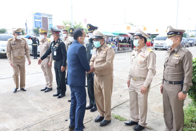 เพชรบูรณ์-รองเลขาธิการราชวิทยาลัยจุฬาภรณ์ เชิญถุงพระราชทานมอบแก่ราษฎรที่ประสบอุทกภัยในพื้นที่จังหวัดเพชรบูรณ์