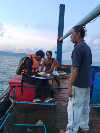 สตูล หน่วยปราบปรามทางทะเลสตูล ออกตรวจเรือประมง พบฝูงวาฬบลูด้า 4-5 ตัวกระโดดน้ำโชว์ บ่งบอกถึงความสมบูรณ์ท้องทะเลสตูล