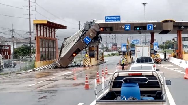 ฉะเชิงเทรา-ซุ้มด่านเก็บเงินบางปะกงถล่มหลังฝนตกหนัก