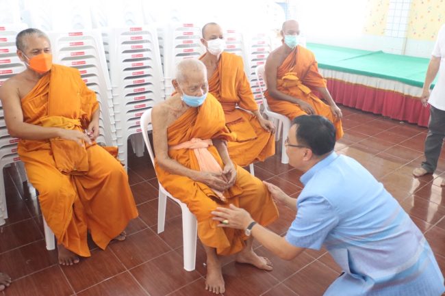 สมุทรปราการ-“ดร.ยงยุทธ สุวรรณบุตร” สส.สมุทรปราการ จับมือ ”วรพร อัศวเหม”และกลุ่มสมุทรปราการก้าวหน้า ร่วมถวายเก้าอี้ 500 ชุด ณ วัดราษฎร์บำรุง สมุทรปราการ