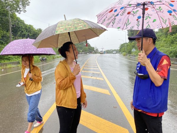 ตราด-อำเภอคลองใหญ่ ฝนตกหนักน้ำป่าทะลักพัดดินโคลนถล่มขวางถนน ท่วมสูงเกือบเมตรที่ถนนสายหาดเล็ก