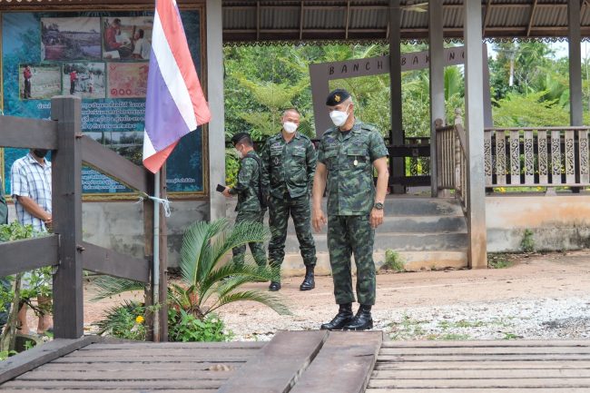 นราธิวาส-ผอ.ศปพร. ส่งเสริมการท่องเที่ยวเชิงประวัติศาสตร์ เดินตามรอยพ่อ ในหลวงรัชกาลที่ 9 ณ สะพานไม้ “บ้านเจาะบากง” อ.สุไหงโก-ลก