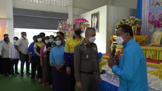 เพชรบูรณ์-ทอดผ้าป่าการกุศล ต่อแถวยาวเหยียด รับเหรียญท้าวเวทสุวรรณ เพื่อความเป็นสิริมงคล ส่วนนักเสี่ยงโชคแห่ส่องเลขเด็ดบาตรน้ำมนต์