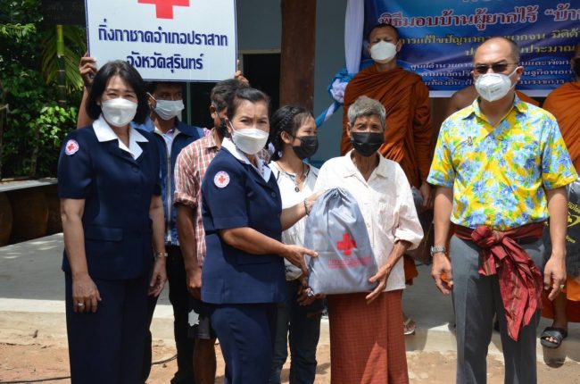 (สุรินทร์)นายอำเภอปราสาท มอบบ้านผู้ยากไร้ “บ้านปราสาทรวมใจ” ตามโครงการแก้ไขปัญหาความยากจน มิติด้านความเป็นอยู่