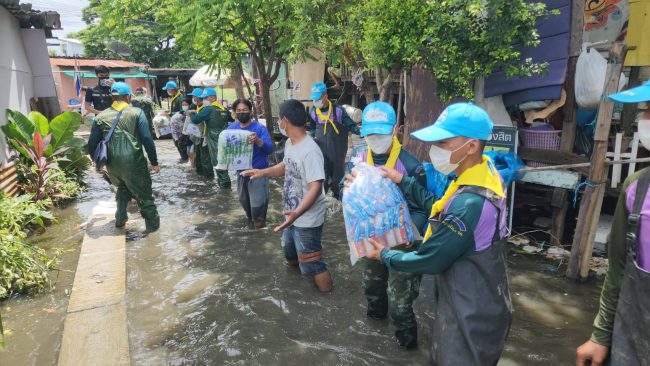 ปทุมธานี นายกโบว์ลิ่งลุยแจกถุงยังชีพเทศบาลนครรังสิตให้กับประชาชนที่ได้รับผลกระทบน้ำท่วม