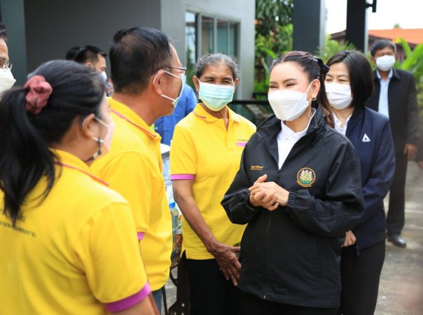 รมว. สุชาติ มอบ ‘ที่ปรึกษา’ เยี่ยมผู้ประกันตนทุพพลภาพ ลงพื้นที่ อ.ปากท่อ จ.ราชบุรี