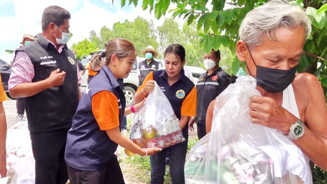 ปทุมธานี นายกแจ๊สห่วงชาวหนองเสือน้ำท่วมส่งเลขาบายมอบถุงยังชีพและแพโฟมสร้างขวัญกำลังใจ