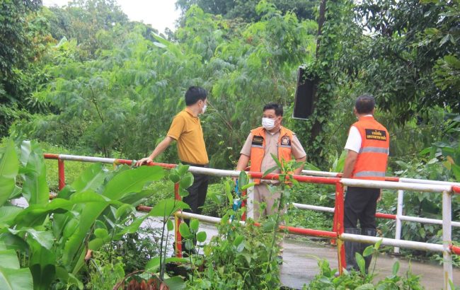 ลำพูน – เทศบาลตำบลอุโมงค์ ลงพื้นที่ดูปัญหาระบบระบายน้ำ หลังฝนตกหนักอย่างต่อเนื่อง พร้อมพบประชาชนดูแลแก้ไขปัญหาน้ำท่วมในชุมชน