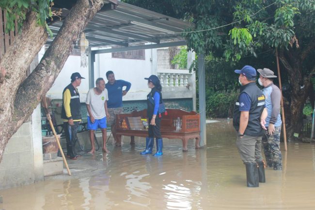 ลำพูน – เทศบาลตำบลบ้านโฮ่ง ลงพื้นที่สังเกตการณ์ปริมาณน้ำลี้และช่วยเหลือประชาชนจุดเสี่ยงภัยในพื้นที่