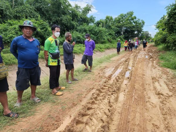 พิจิตร-ชาวนาพิจิตรนับร้อยรวมตัวร้องทุกข์ถนนเป็นหลุมบ่อขนพืชผลการเกษตรไปขายไม่ได้