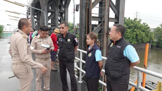 ปทุมธานี ผู้ว่าหมูป่าประกาศปทุมไม่รับน้ำเพิ่ม บิ๊กแจ๊สรับลูกออกตรวจสอบประตูน้ำผงะเครื่องสูบน้ำเสียหลายเครื่อง หวั่นน้ำท่วมรังสิต ทน.รังสิต ขึ้นธงส้มยกของขึ้นที่สูง