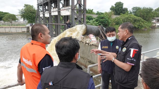 ปทุมธานี บิ๊กแจ๊สพร้อมนายก ทน.รังสิต ขอบคุณ รมต.ท็อปติดตั้งเครื่องสูบน้ำใหญ่รับมือพายุโนรูช่วยคนปทุม