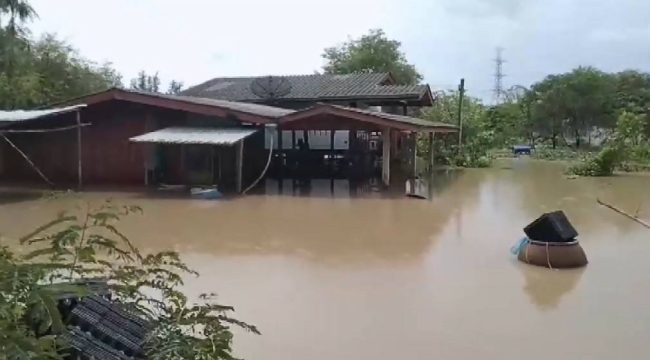 ชลบุรี ฝนตกกระหน่ำ ทำคลองส่งน้ำพัง น้ำทะลักท่วมบ้านเรือน ปชช.