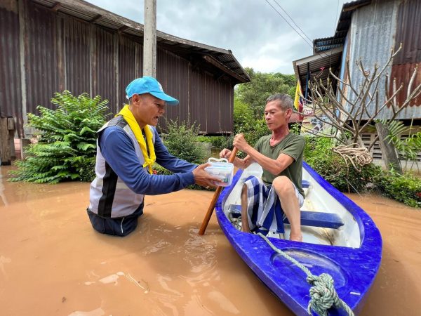 พิษณุโลก กองบิน ๔๖ ช่วยเหลือประชาชน วางกระสอบทราย สร้างแนวคันกั้นน้ำ ในตลาดวังทอง อำเภอวังทอง จังหวัดพิษณุโลก