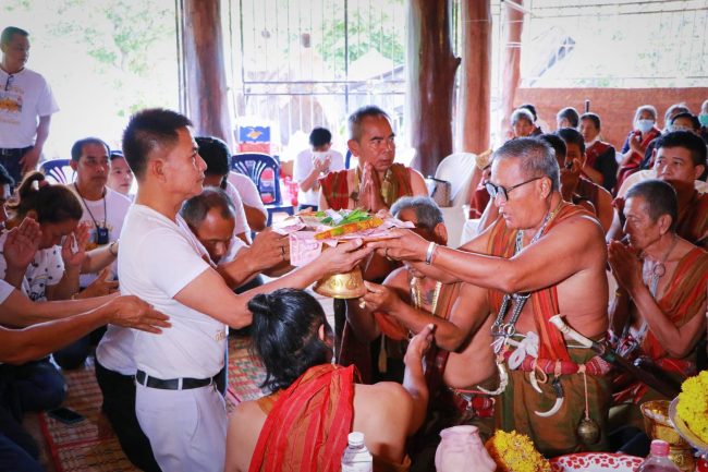 ปทุมธานี ดร.เกียรติศักดิ์ ส่องแสง ที่ปรึกษาพิเศษนายกองค์การบริหารส่วนจังหวัดปทุมธานี พร้อมด้วยศิษย์ยานุศิษย์ อำเภอลำลูกกา จังหวัดปทุมธานี ทำบุญเลี้ยงพระเช้าพร้อมทั้งถวายสังฆทานและจตุปัจจัยเพื่อเป็นสิริมงคลแก่ตนเองและครอบครัว