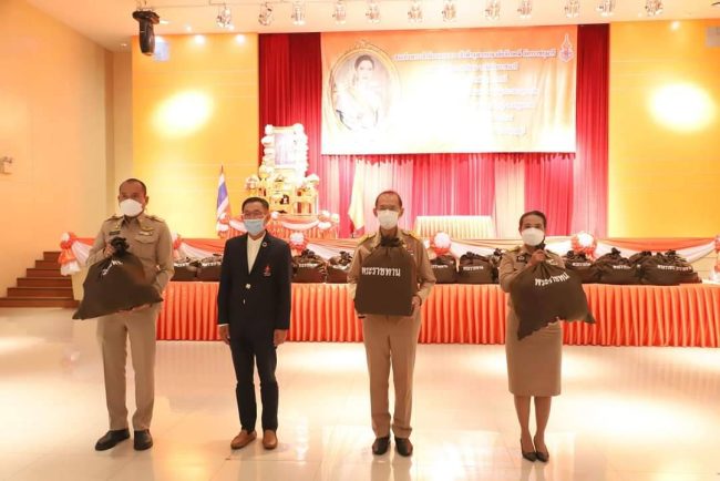 ปทุมธานี ผู้แทนพระองค์เชิญถุงยังชีพพระราชทานไปมอบให้แก่ราษฎรผู้ประสบอุทกภัยในจังหวัดปทุมธานี