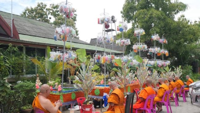 สุโขทัย-วัดดังสุโขทัยสานประเพณีตานก๋วยสลาก เป็นประเพณีเนื่องในพุทธศาสนาถิ่นทุงเสลี่ยม