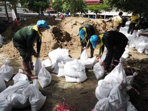 ปทุมธานี จัดกำลังพลจิตอาสาร่วมในการบรรจุกระสอบทรายเพื่อทำแนวคันกั้นน้ำชั่วคราว